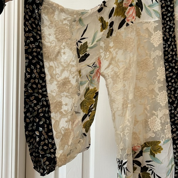 Floral and Lace Kimono Style Robe - Picture 4 of 6